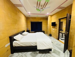 Desk, laptop workspace, free WiFi - Hotel Rainbow Jaisalmer (Jaisalmer)