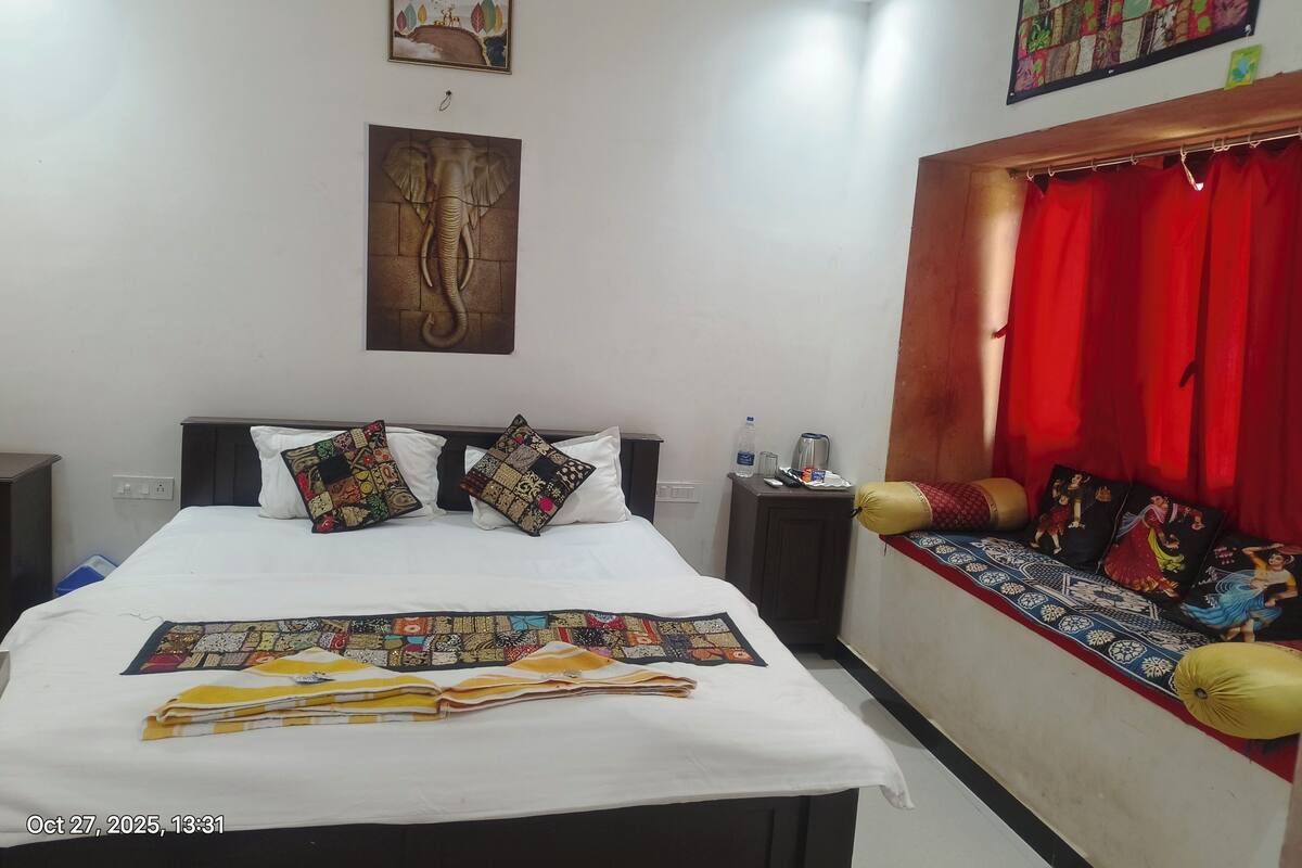 Une chambre d’hôtel bien aménagée, avec un lit, un canapé et une œuvre d’art accrochée au mur.