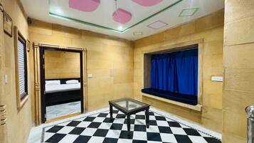 Escrivaninha, espaço de trabalho para notebook, Wi-Fi de cortesia