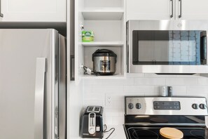 Frigorifero, microonde, forno, piano cottura