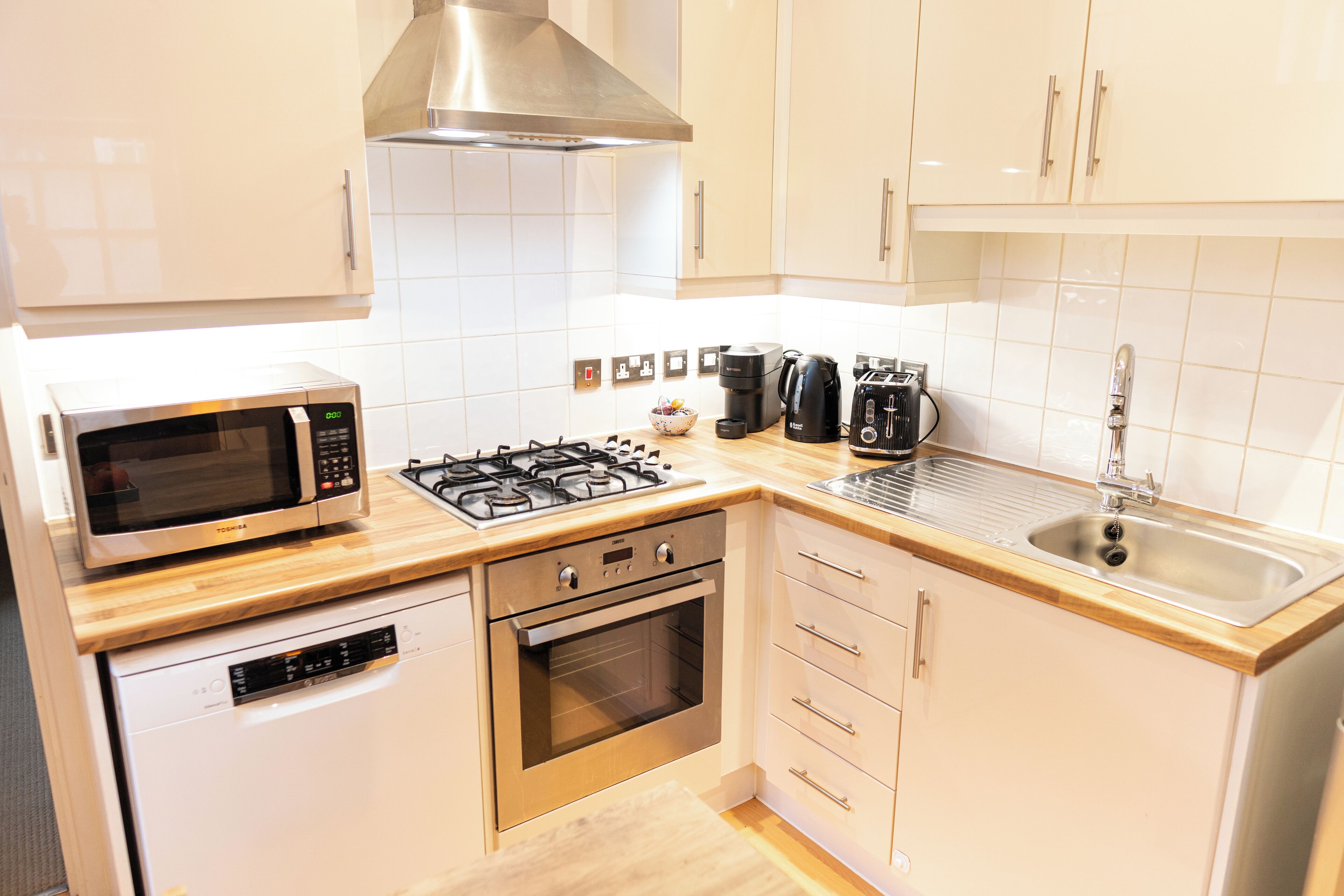 Classic House, Patio | Private kitchen | Electric kettle, toaster