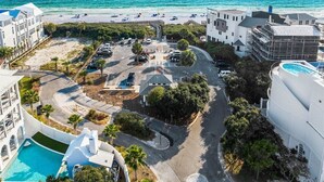 Un hotel junto a la costa con piscina, acceso directo a la playa y vistas al océano.