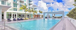 Outdoor pool, pool umbrellas, pool loungers - Modern Condo in Design District (Miami)