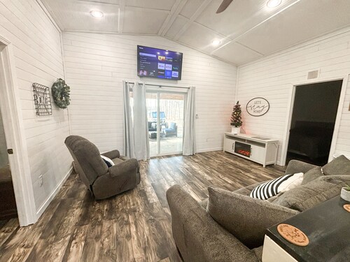 Charming Lakefront Cabin                  