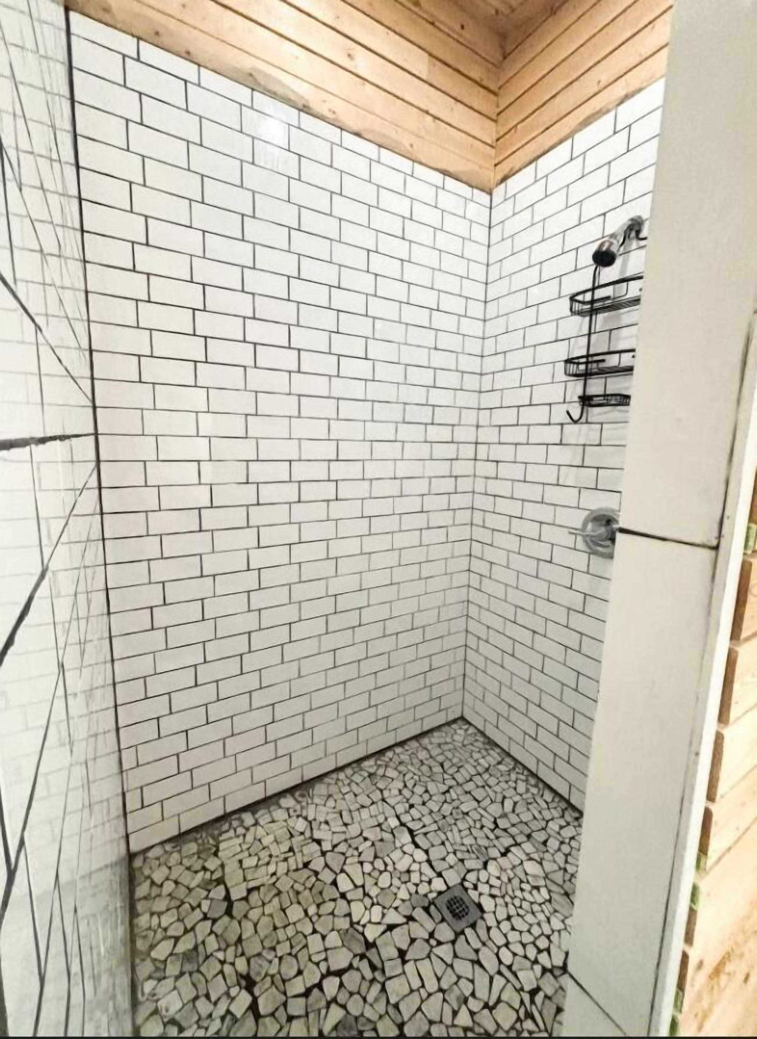 Douche, sèche-cheveux, serviettes fournies, savon