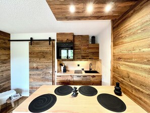 Kühlschrank, Ofen, Wasserkocher mit Kaffee-/Teezubehör