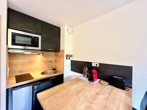 Réfrigérateur, micro-ondes, four, cafetière/bouilloire