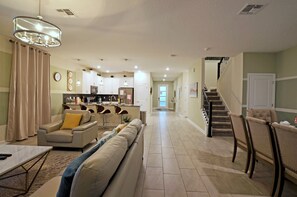 Una Smart TV, un futbolín