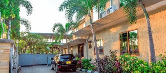 Charming 9-bedroom hotel with WiFi, AC in Dar es Salaam