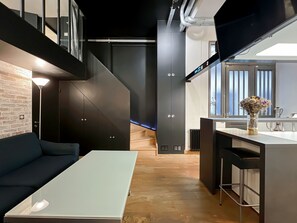 TV - Charming atypical apartment - Gare de l'Est (Paris)