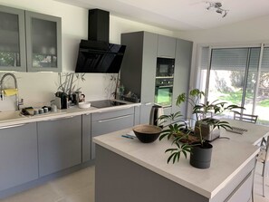 Een koelkast, een microgolfoven, een oven, een vaatwasser