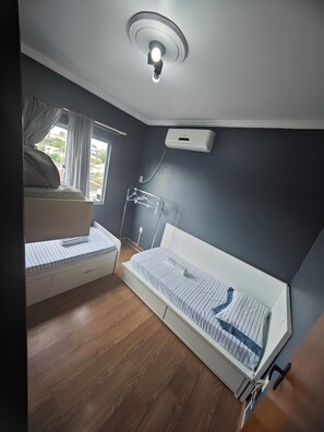 2 habitaciones, escritorio, tabla de planchar con plancha y wifi 