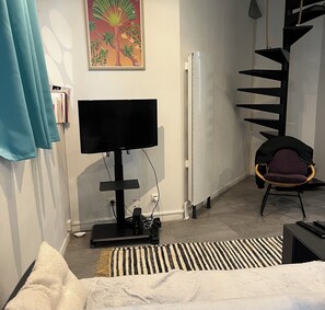 Iron/ironing board, WiFi, bed sheets - Quiet apartment with garden just outside Paris (Montreuil)