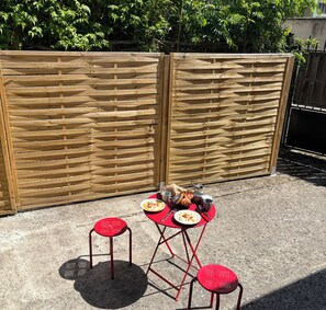 Outdoor dining - Quiet apartment with garden just outside Paris (Montreuil)