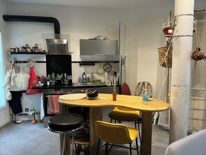 Fridge, oven, dishwasher, coffee/tea maker