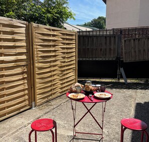 Outdoor dining - Quiet apartment with garden just outside Paris (Montreuil)