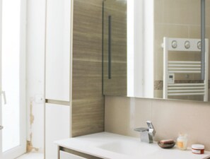 Hair dryer, towels - Quiet apartment with garden just outside Paris (Montreuil)
