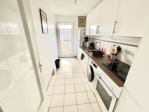 Fridge, microwave, oven, dishwasher - Apartment - Close to Tramway (Montpellier)