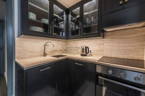 Deluxe Apartment, River View | Private kitchen