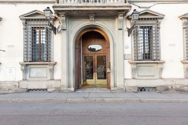 Front of property - Luxury River View Apartment by MMega (Florence)