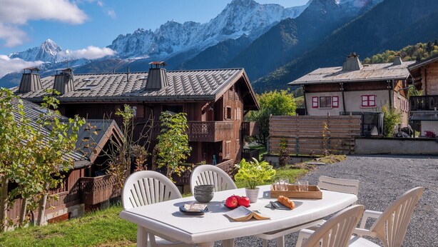 A rustic wooden building with a balcony, surrounded by a mountainous landscape. - Mont Blanc chain view / hike / relaxation (Les Houches)