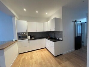 Kühlschrank, Ofen, Geschirrspüler, Wasserkocher mit Kaffee-/Teezubehör