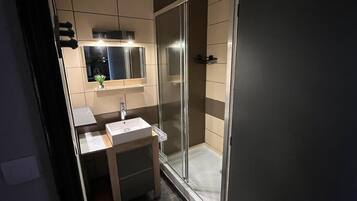Douche, sèche-cheveux, serviettes fournies