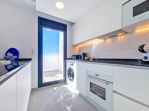 Kühlschrank, Mikrowelle, Ofen, Geschirrspüler