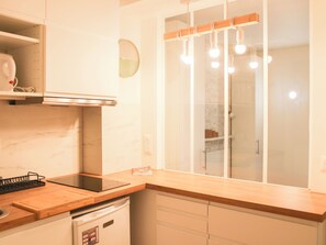 Fridge, microwave, coffee/tea maker - Charming  studio in the heart of Paris 14 (Paris)