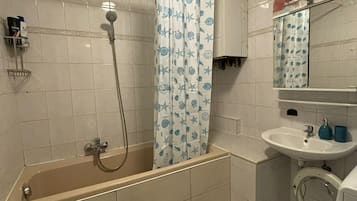Haartrockner, Handtücher, Seife, Toilettenpapier