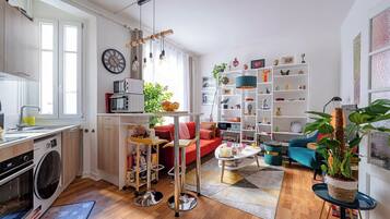 Réfrigérateur, micro-ondes, four, cafetiÚre/bouilloire