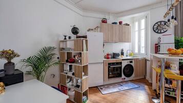 Réfrigérateur, micro-ondes, four, cafetiÚre/bouilloire