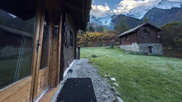 A wooden cabin with a view of snow-capped mountains. - Authentic family chalet with garden in Chamonix (Chamonix-Mont-Blanc)