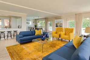 TV, fireplace - Villa Cramond - Six Bedroom Villa, Sleeps 12 (Camps Bay)