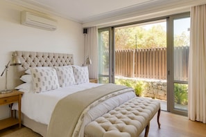4 bedrooms, iron/ironing board, Internet, bed sheets