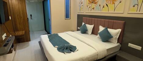 Deluxe Double Room | Laptop workspace, soundproofing, iron/ironing board, free WiFi