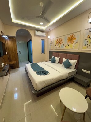 Deluxe Double Room | Laptop workspace, soundproofing, iron/ironing board, free WiFi - Hotel lotos inn (Udaipur)