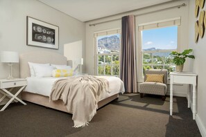 5 bedrooms, iron/ironing board, internet, bed sheets