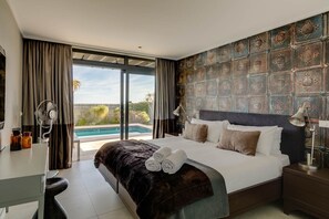 5 bedrooms, iron/ironing board, WiFi, bed sheets - Villa Hutchinson - Five Bedroom Villa, Sleeps 10 (Camps Bay)