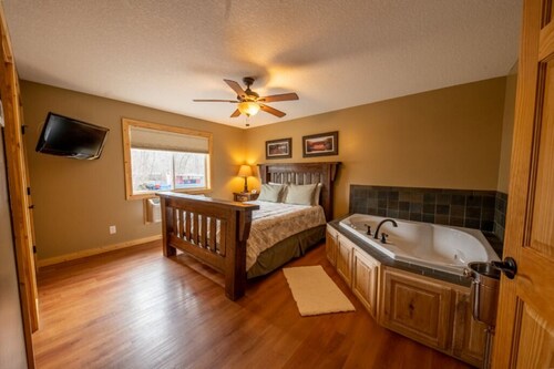 Cabin 8 Our Romantic Suite offers a jetted tub and views of Mille Lacs lake