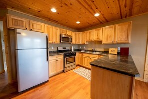 Kjøleskap, mikrobølgeovn, ovn og oppvaskmaskin