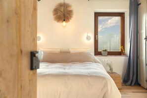 6 bedrooms, iron/ironing board, internet, bed sheets