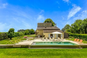 Lämmitetty uima-allas