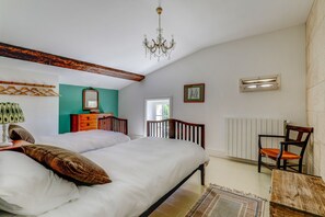 5 chambres, fer et planche à repasser, draps fournis