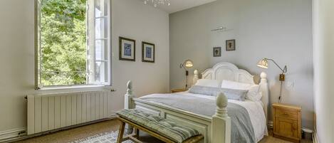 5 bedrooms, iron/ironing board, bed sheets