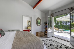 5 habitaciones, tabla de planchar con plancha y ropa de cama
