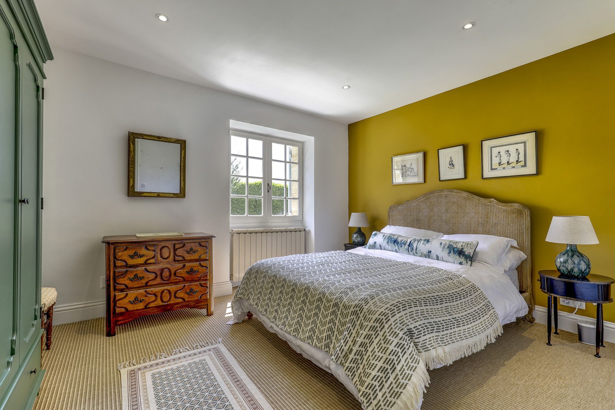 5 bedrooms, iron/ironing board, WiFi, bed sheets