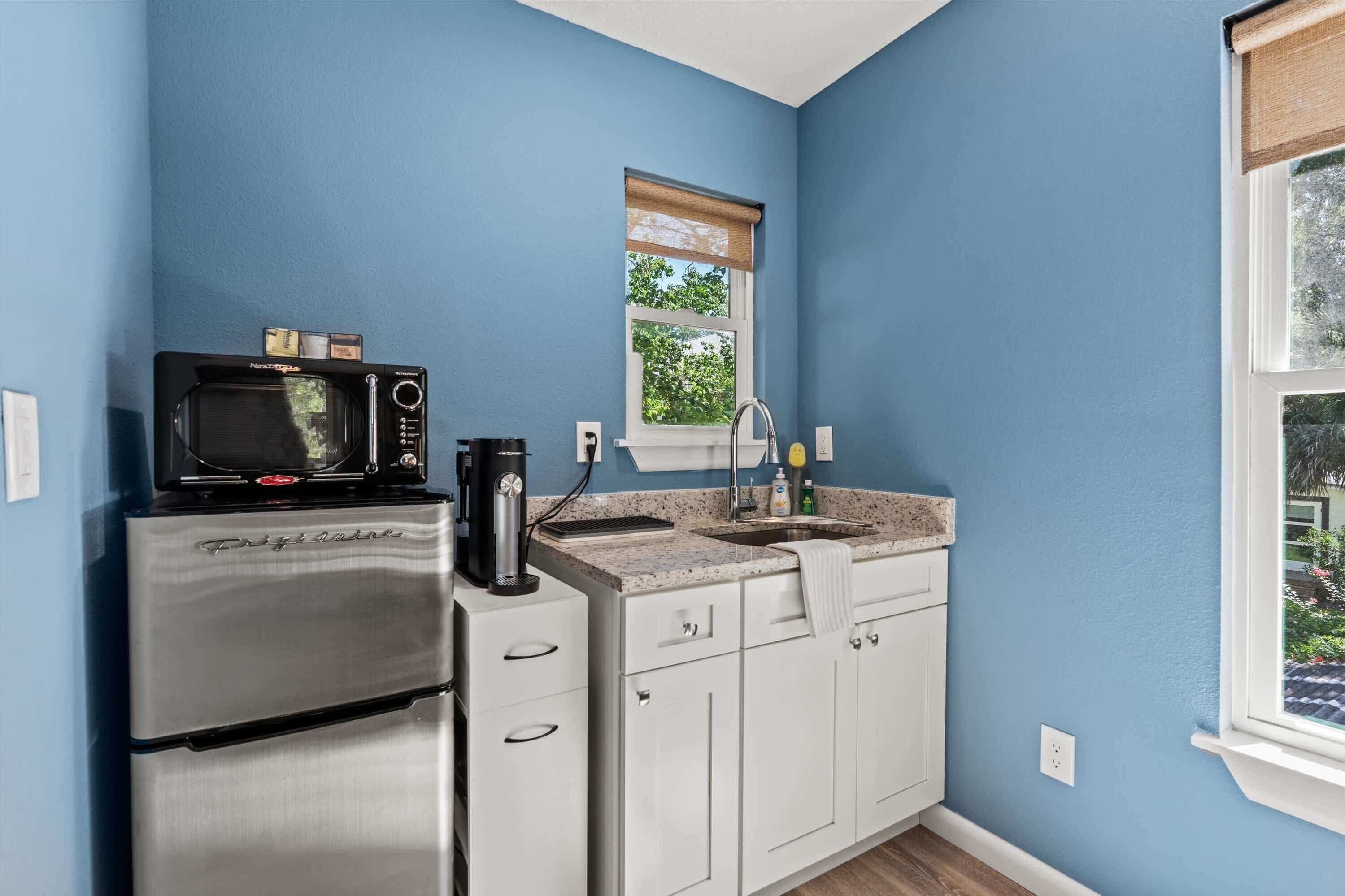 Kühlschrank, Mikrowelle, Wasserkocher mit Kaffee-/Teezubehör, Toaster