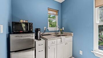 Kühlschrank, Mikrowelle, Wasserkocher mit Kaffee-/Teezubehör, Toaster