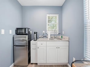 Refrigerador, microondas, cafetera y tetera y tostadora 